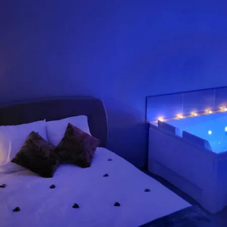 بيت الحب La Des Tentations , Avec Jacuzzi Bages (Pyrenees-Orientales)